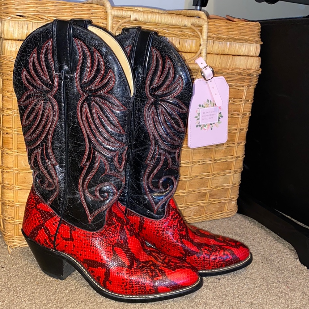 Size 7 Women's Laredo Western Boots